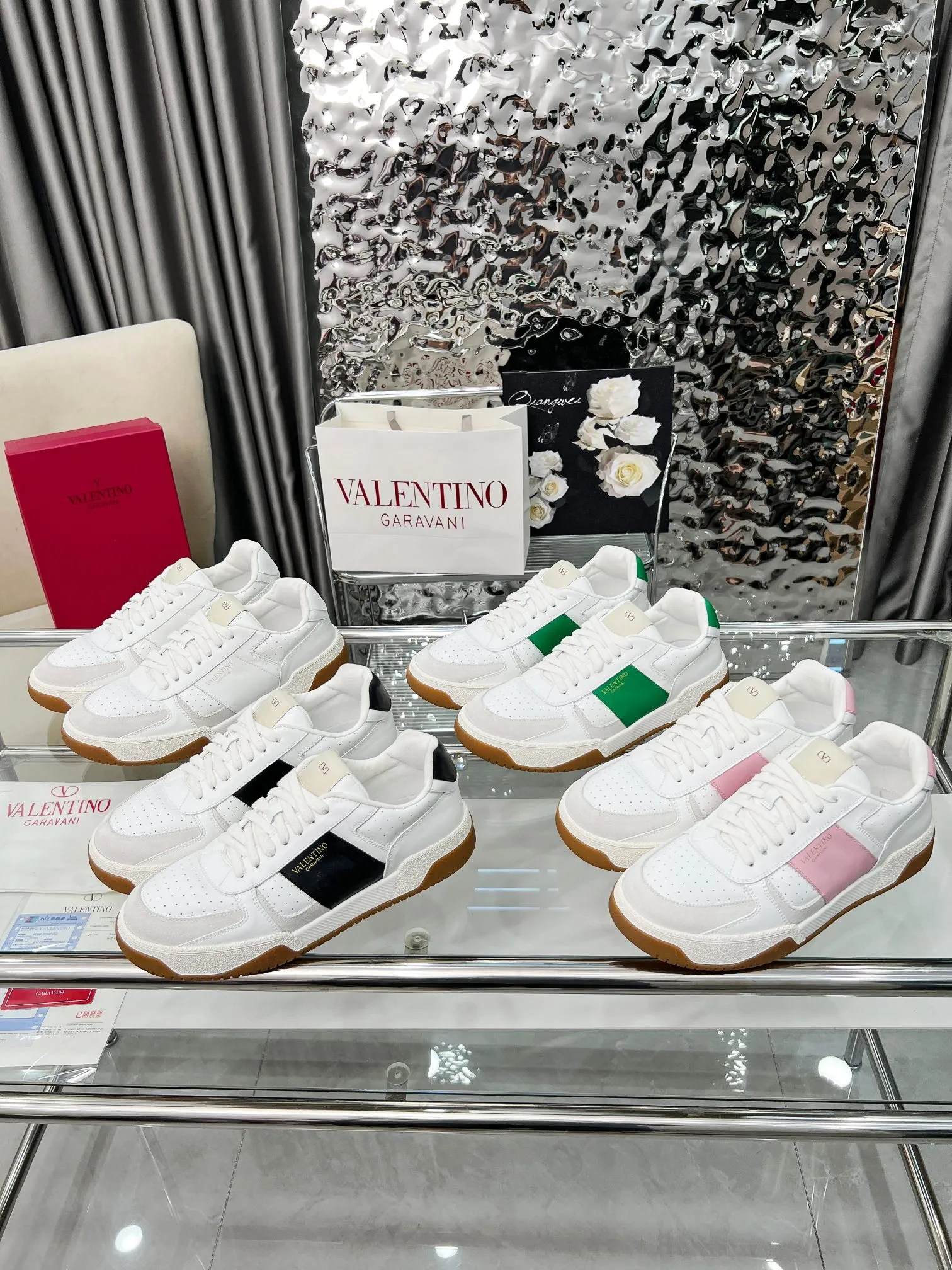 【Valentino】P: 660💰 Couple style, size: women 35-40▪️men 39-44 (customized at 45.46) Valentino 𝑶𝒏𝒆𝑺𝒕𝒖𝒅 Couple sports shoes series Valentino 2025 new couple sports shoes are on sale. The original ZP purchase and disassembly. Repeated pattern making and modification. 1:1 restoration! Top luxury masterpiece, lace-up design, soft and comfortable imported calfskin brings excellent elegant texture and excellent on-foot comfort. Top purchasing version upper: imported calfskin surface/original oil edge craftsmanship. Lining: water-dyed sheepskin lining. Outsole: original development 𝐓𝐏𝐔 two-color combination outsole. Packaging: full package with original configuration.